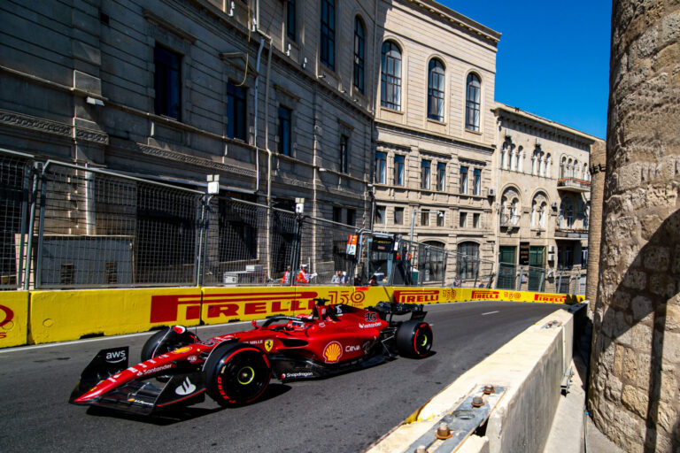 Leclerc körére nem volt válasza a Red Bullnak, a Ferrari kezd az élről Bakuban
