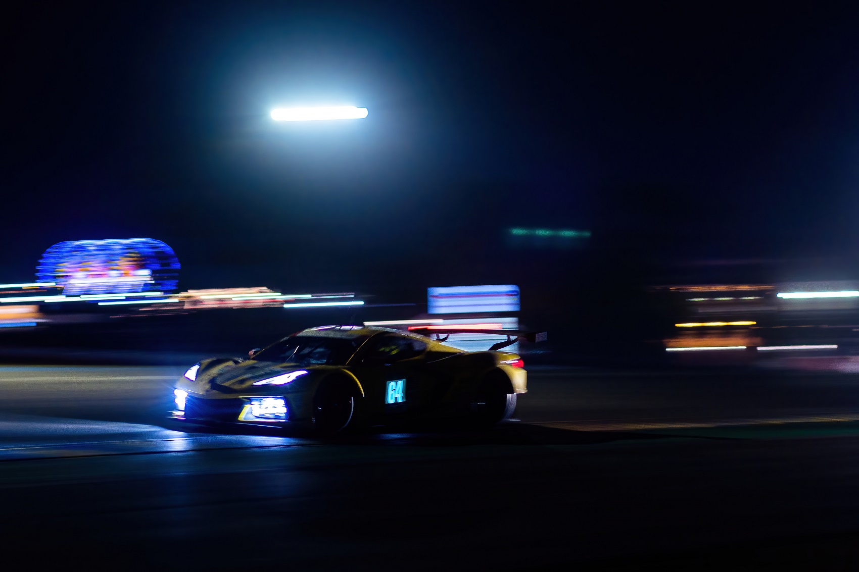 Féltávig több helycsere is történt a Le Mans-i 24 órás élén