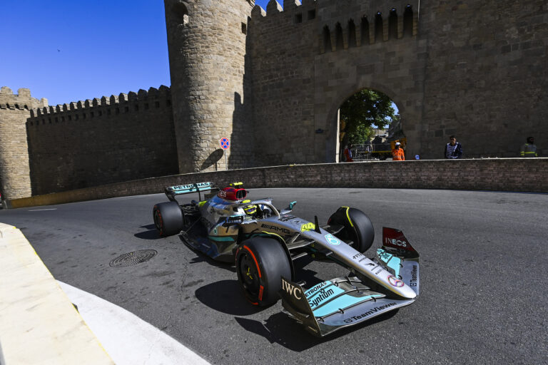 Hamilton a hátát fájlalja a még mindig pattogó Mercedesben