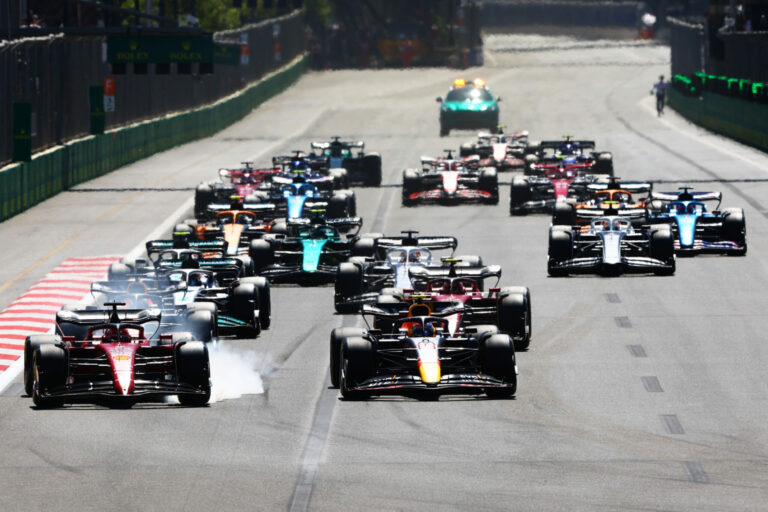 Verstappen-győzelem és Ferrari-dráma – Leclerc az élről esett ki Bakuban