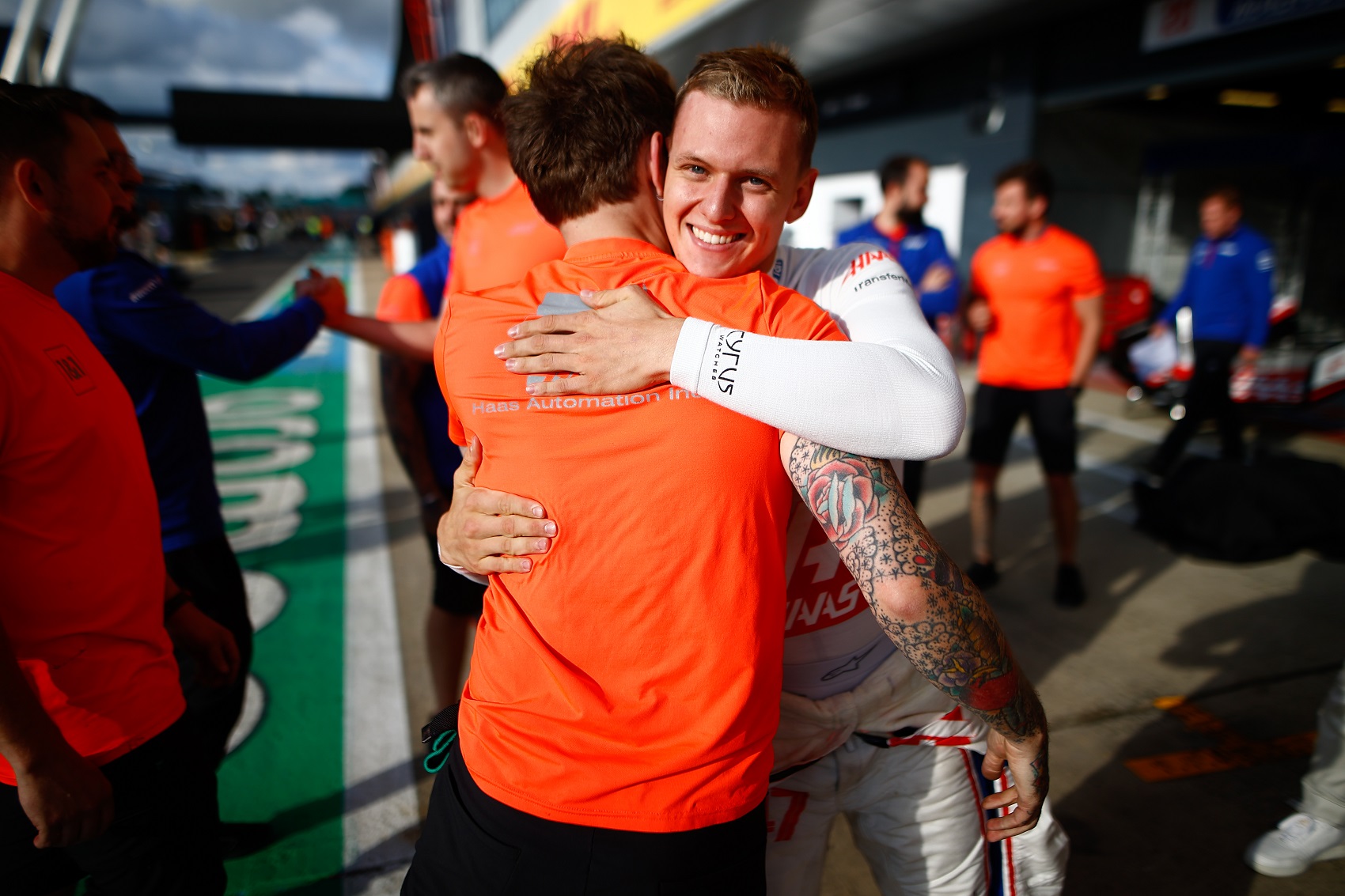 Az újdonsült pontszerző Schumacher is kapott a pezsgőlocsolásból