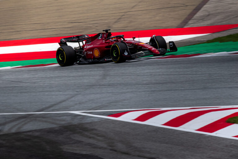 Leclerc hibás gázpedállal nyert a Red Bull pályáján, Sainz Ferrarija kigyulladt