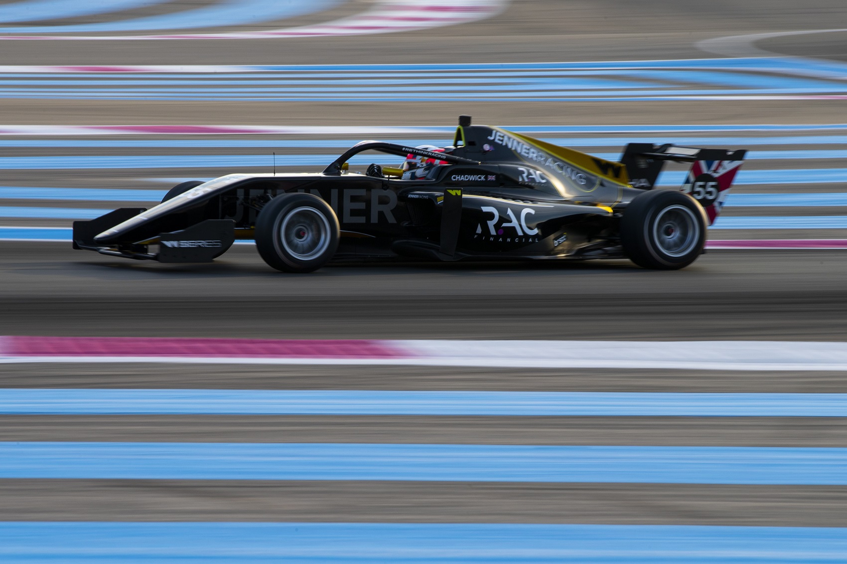 Chadwick megállíthatatlan, rajtbüntetés után is nyert