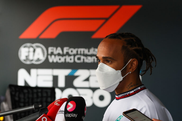 VIP-jeggyel lepett meg három fiatal autóversenyzőt Lewis Hamilton