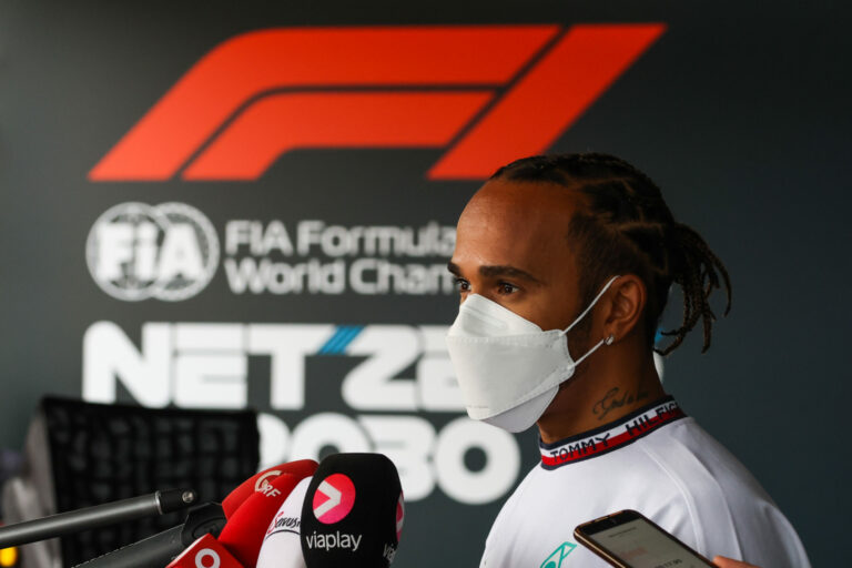 A Ferrari videója leleplezte a Verstappennek beszóló Hamiltont