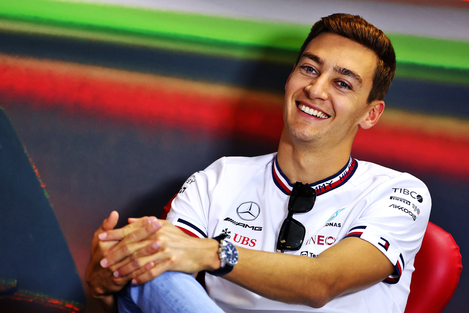 Egy Instagram felhasználó „felöltözteti” a félmeztelen Russellt