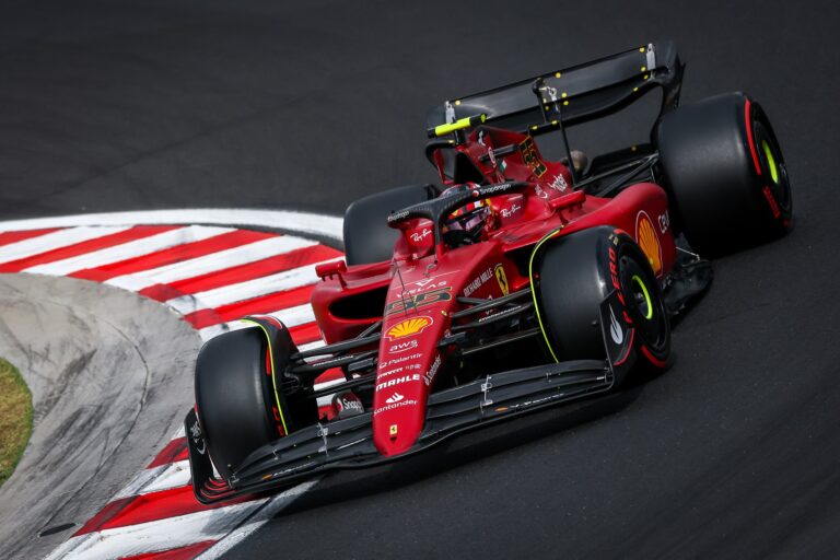 Eső, piros zászló és Ferrari siker – Sainz és Leclerc nyerte az első edzést