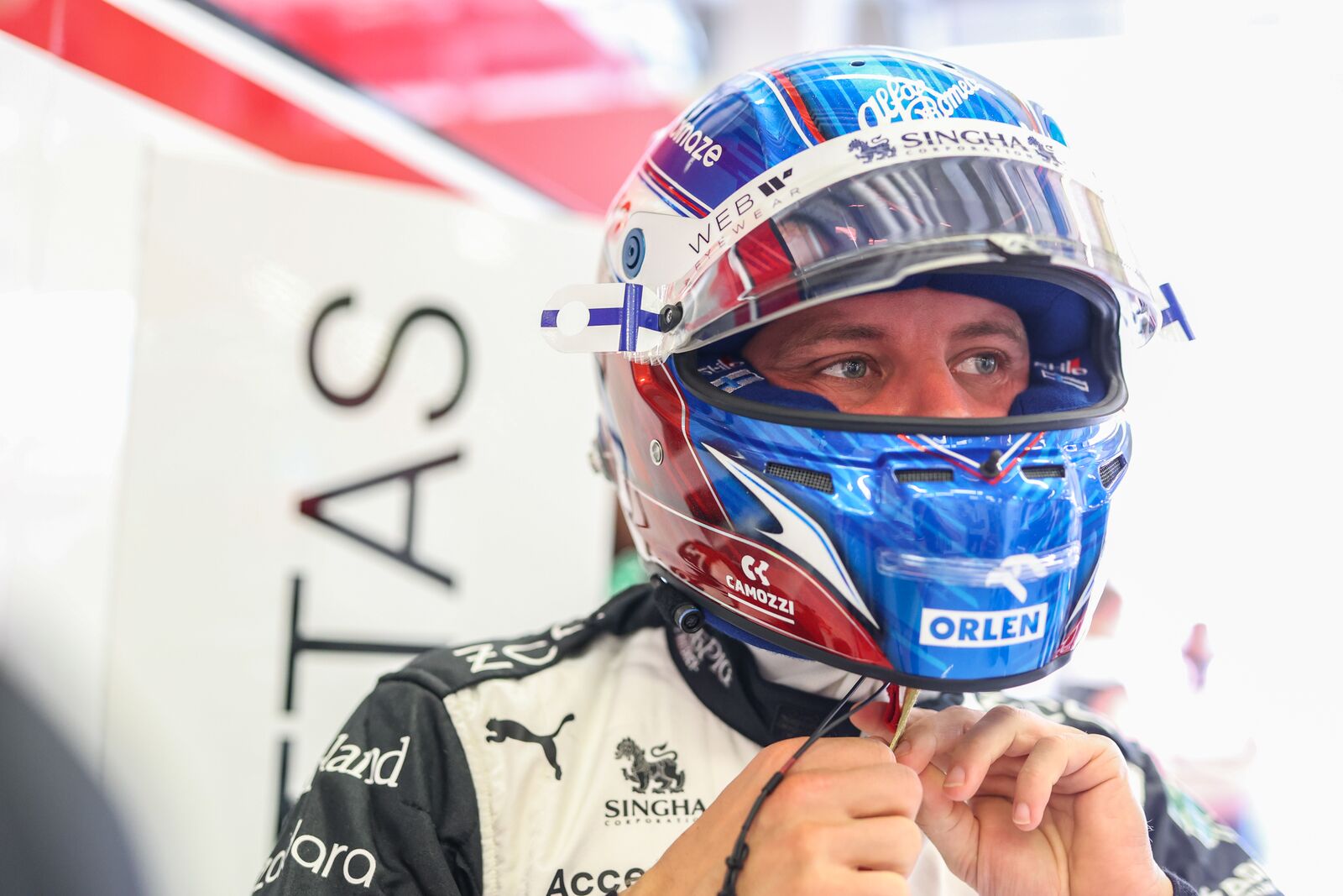 Bottas a rajtrács végéről indul vasárnap és pénzbüntetést is kapott