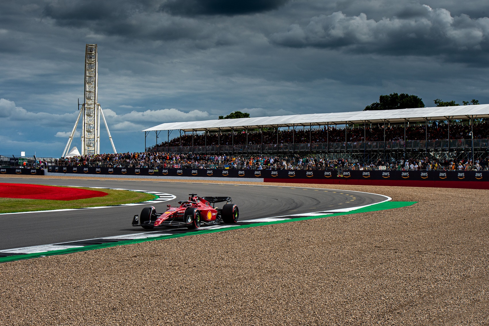 Két, a silverstone-i pályára beszaladó tüntetőt letartóztattak!