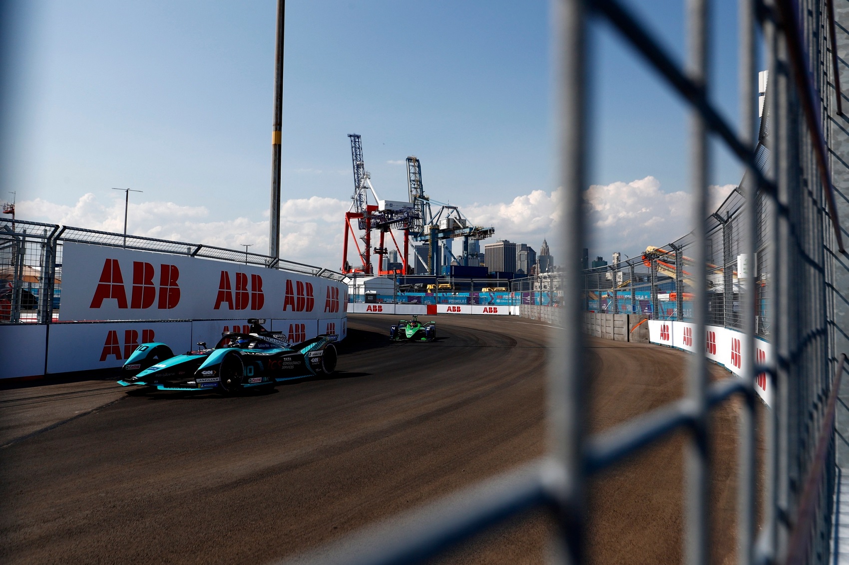 Bird törött kézzel is pontot szerzett, de kihagyja a szezonzárót