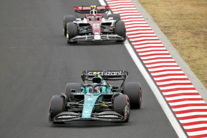 Sebastian Vettel, Aston Martin AMR22, Zhou Guanyu, Alfa Romeo