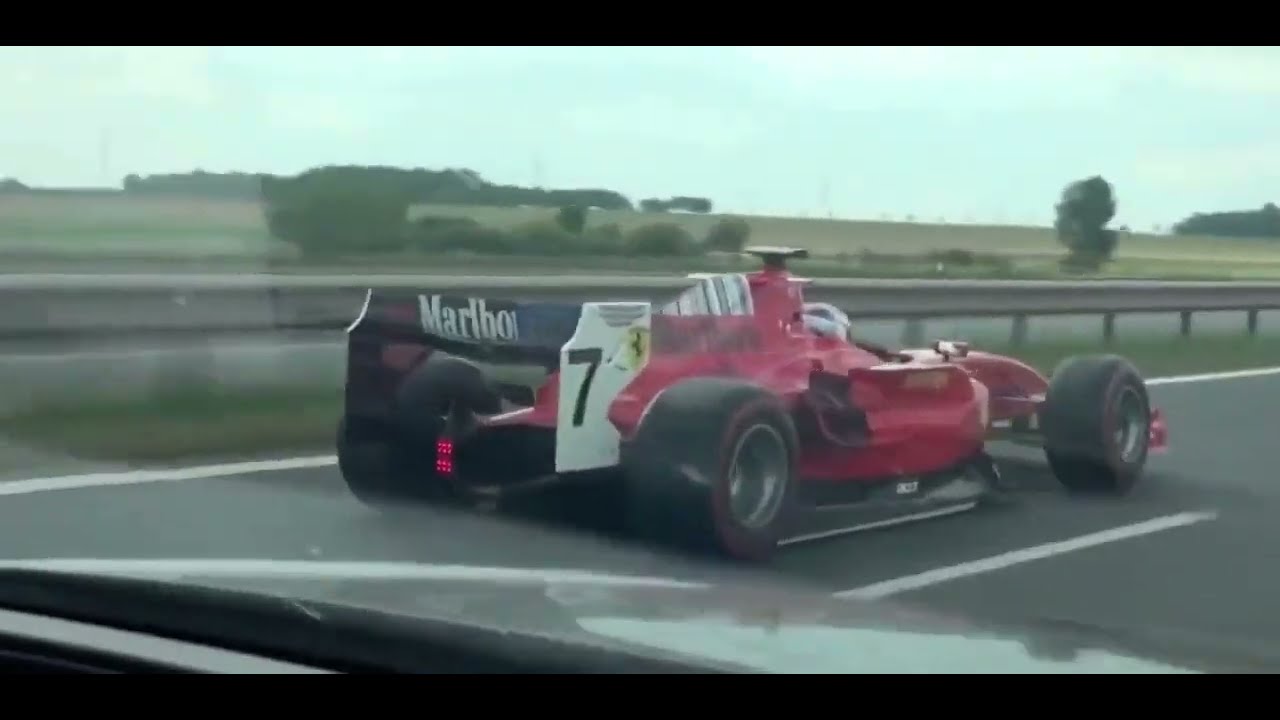 Valaki egy GP2-es autóval száguldozott az autópályán