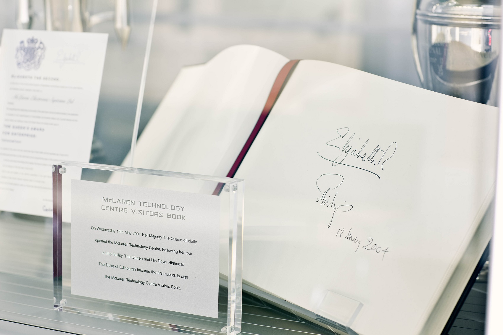 A McLaren különleges emlékeket osztott meg II. Erzsébetről