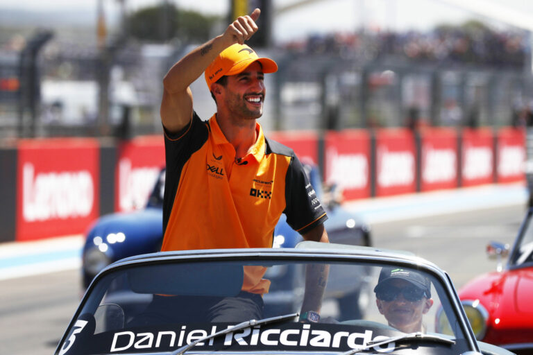 A McLaren kirúgottja és újonca együtt krúzolnak Melbourne utcáin