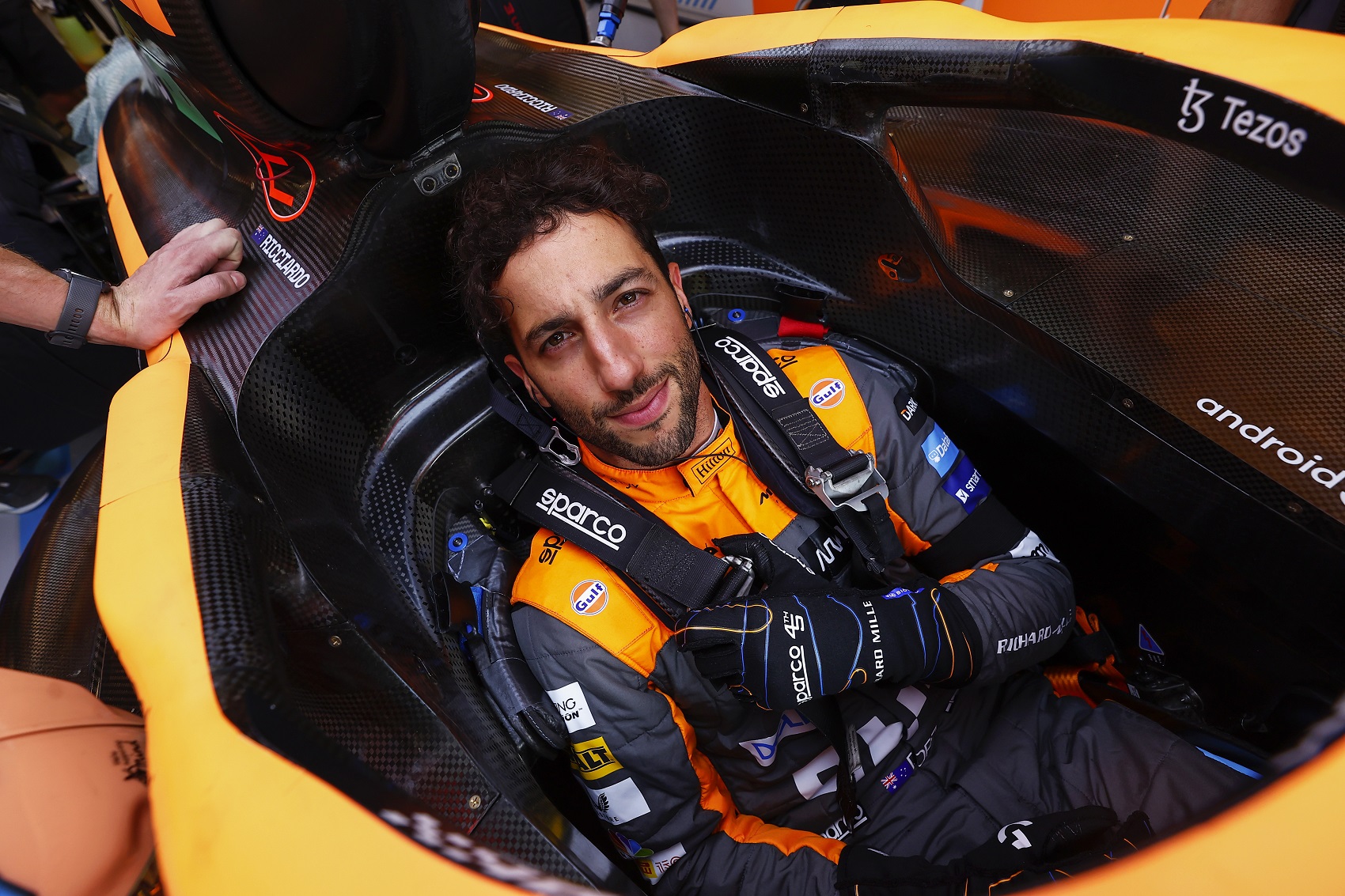 A Mercedes főnöke Ricciardo akciójából öltözött fel: Célzás, vagy csak jófejség?