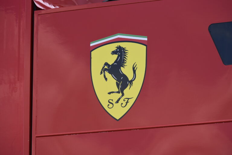 A szerelmesek ünnepén jön az új Ferrari