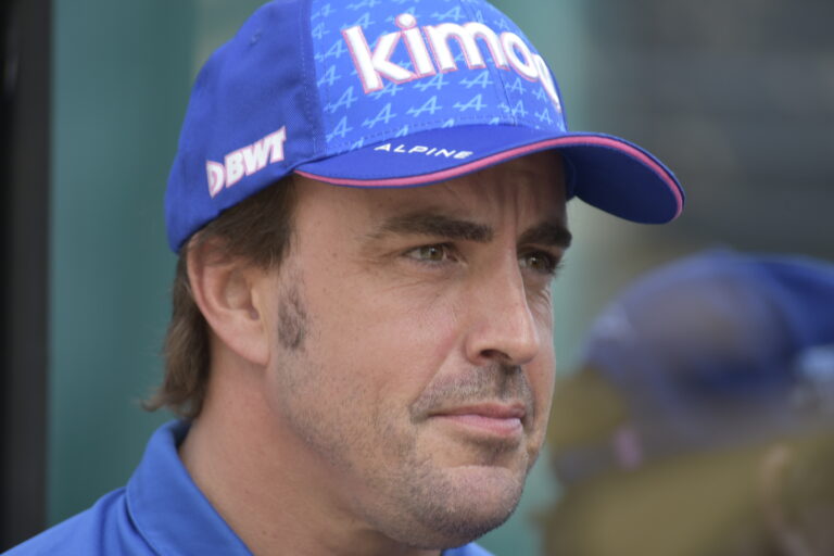 Alonso esete mutatja, hogy az F1 világa még mindig brutális