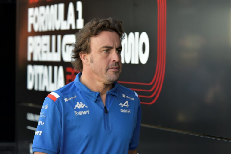 Amely csapatnál Alonso van, ott mindig fejek hullanak?