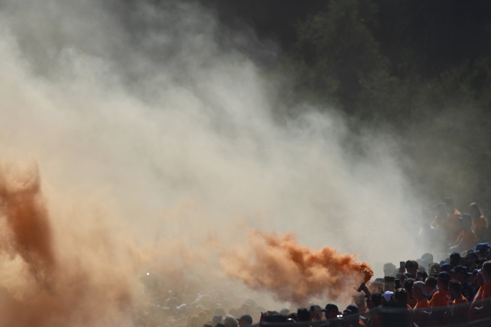 Az FIA azonosította és eltávolíttatta a füstbombát bedobó nézőt!