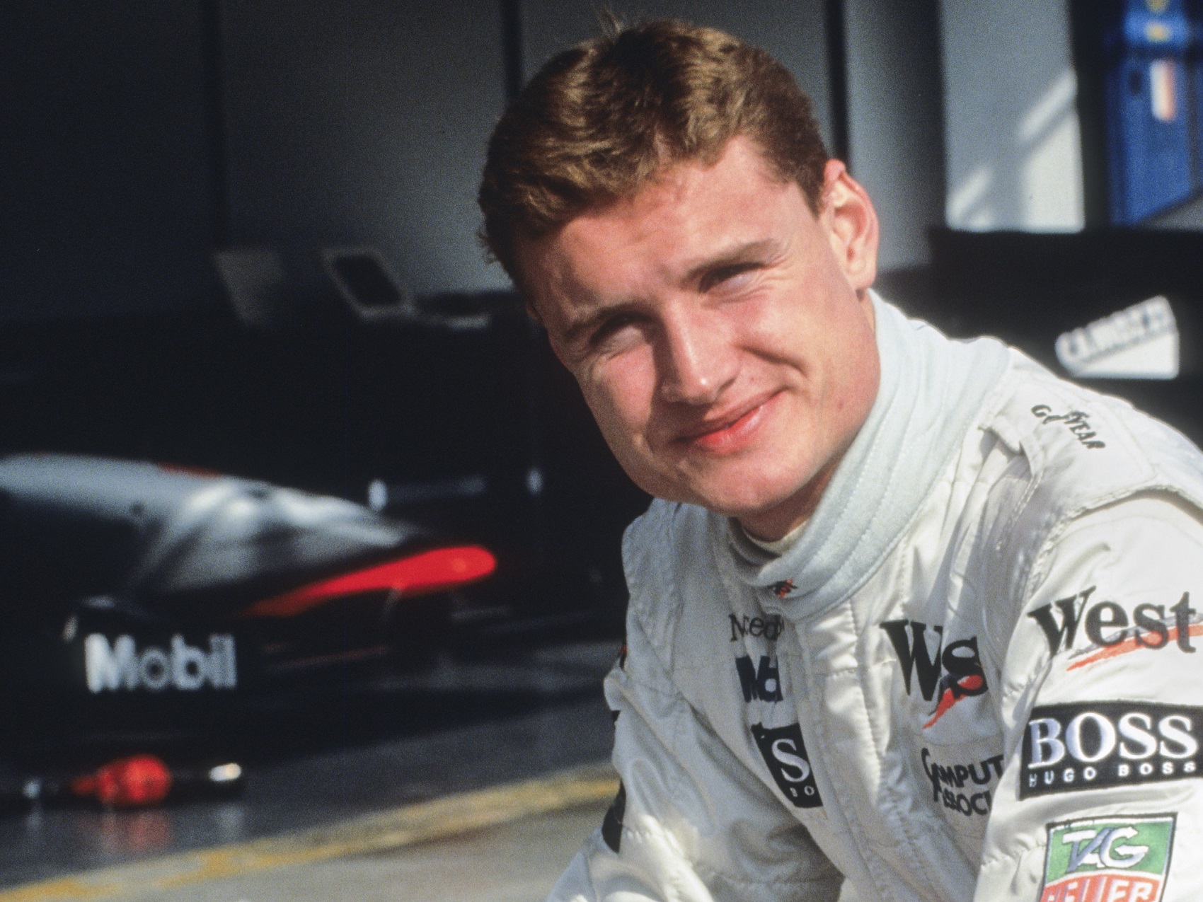 Nézni is fáj! Roncstelepen zúztak össze egy 2002-es F1-es McLarent!