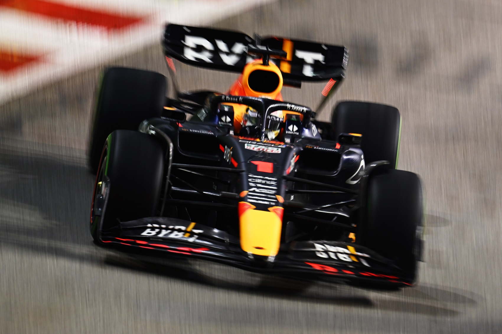 Még mindig látszik, hogy Verstappen féknyomot hagyott, de nem a nadrágján