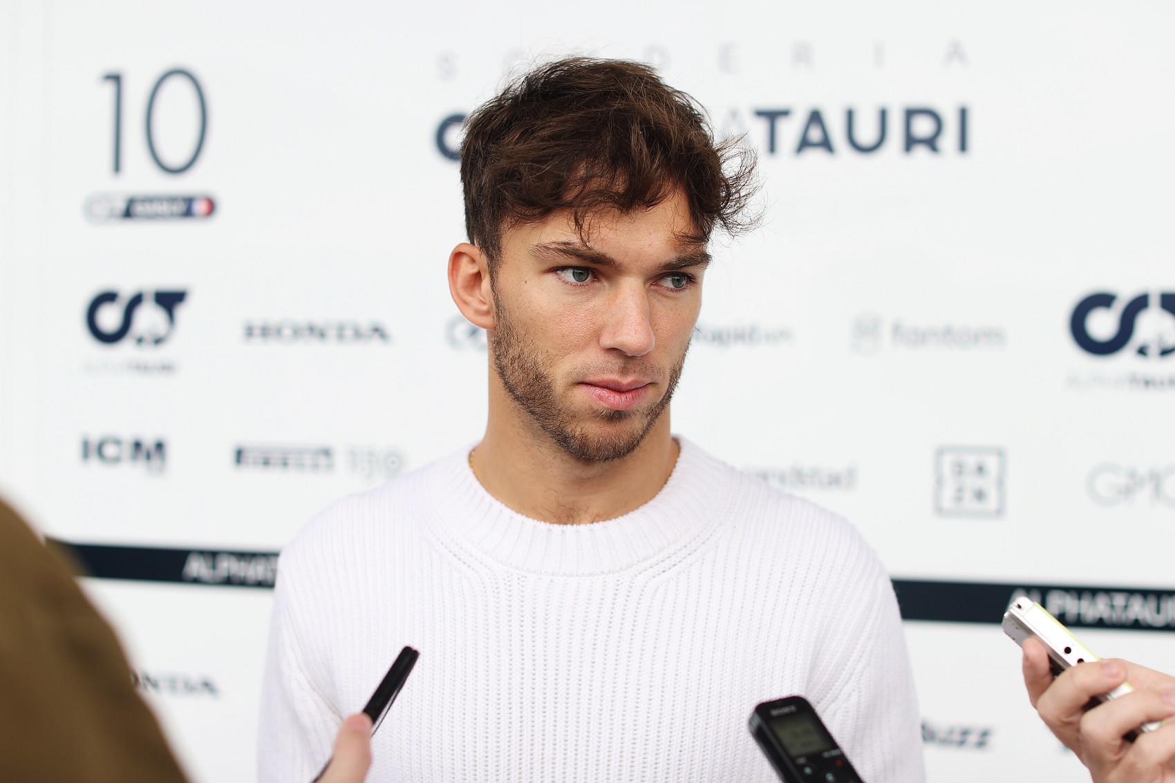 Gasly új, 19 éves, szemrevaló csaja Norris exének „másolata”
