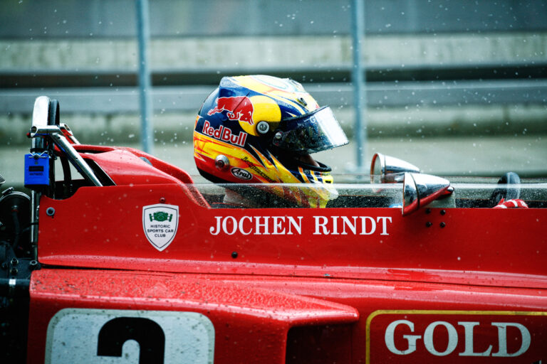 Az elhunyt Jochen Rindt autójában Jaime Alguersuari