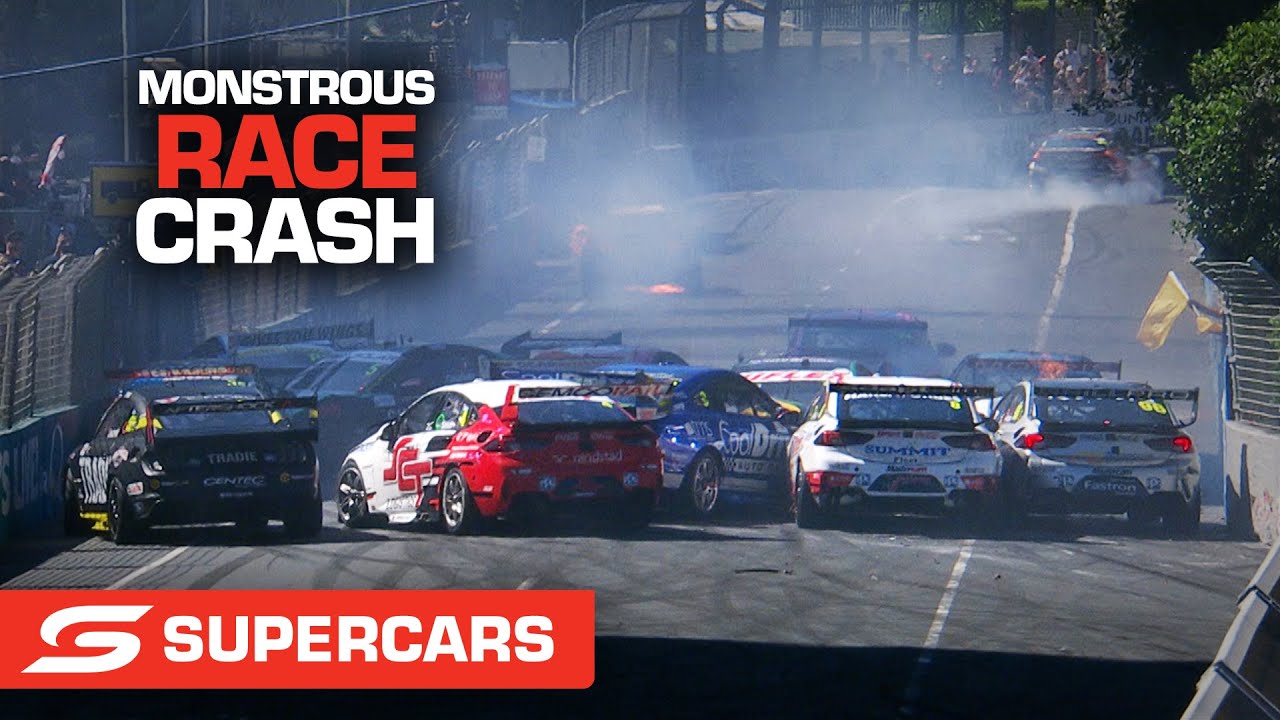 Brutális tömegbaleset az ausztrál Supercarsban