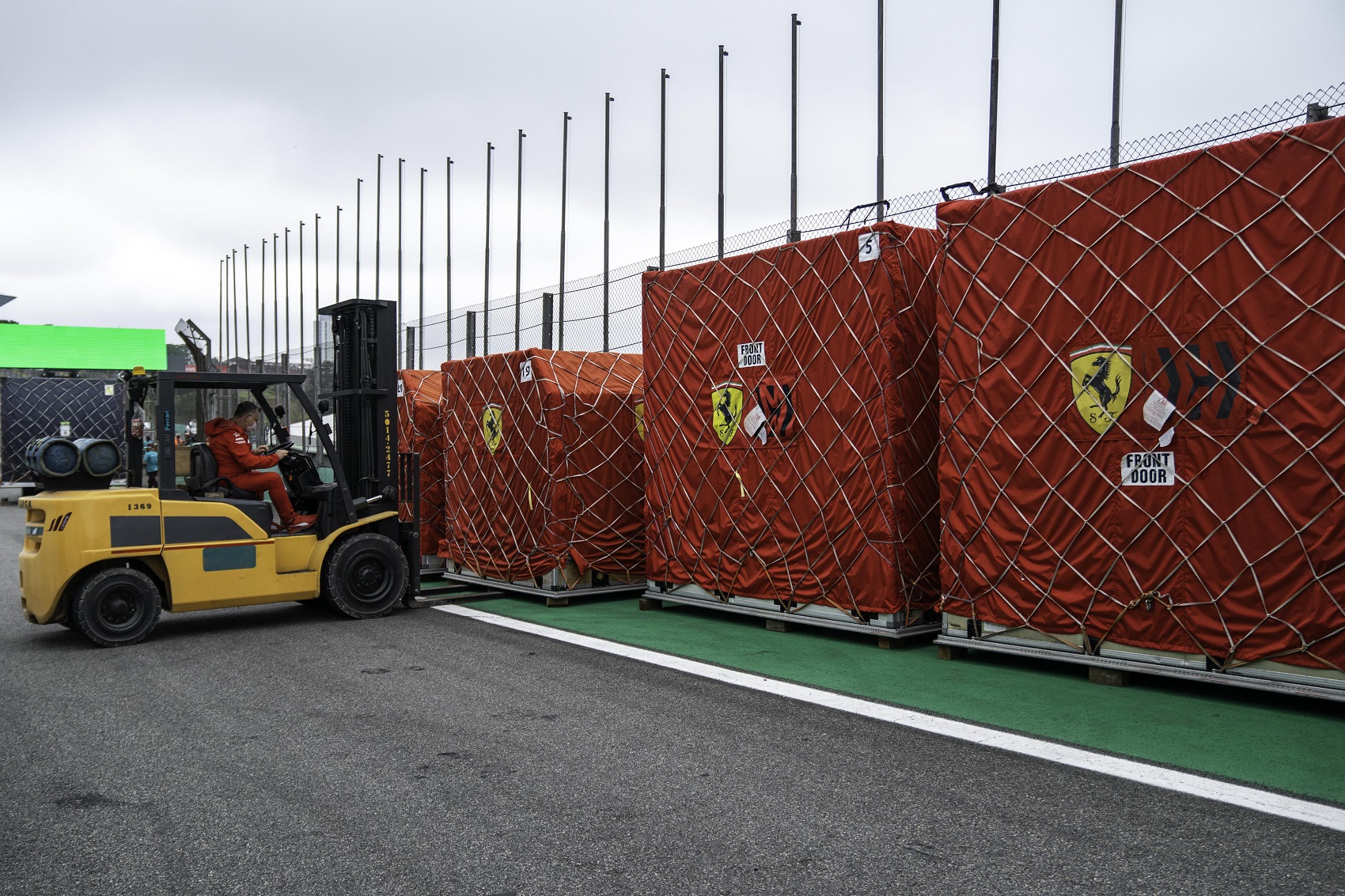 Megérkeztek a Ferrari felszerelések is a brazíliai tüntetések közepette