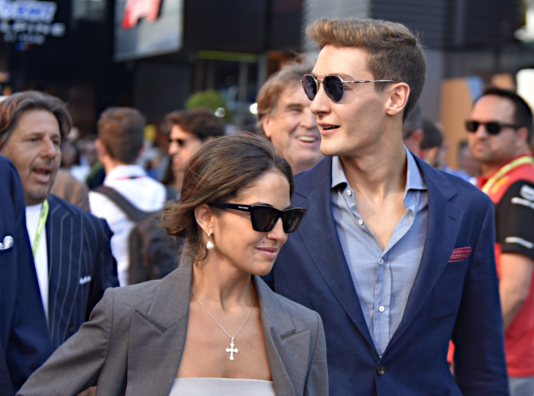 Russell az a fajta fickó… aki szabadidejében a barátnőjét izzasztja