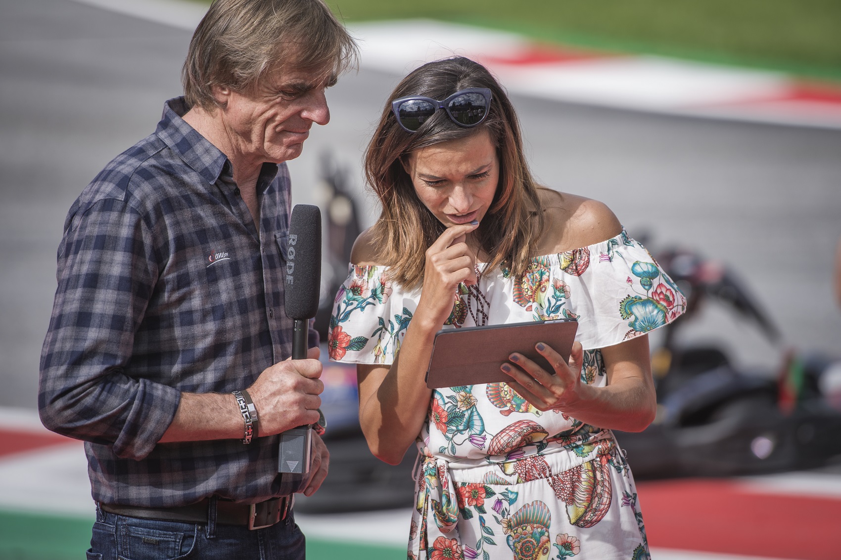 Alonso bájos osztrák barátnője spanyol autót reklámoz (szavazásokkal!)