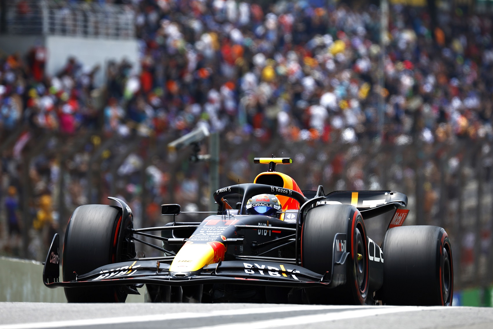Pérez bekezdett Brazíliában, Sainz büntetést kapott