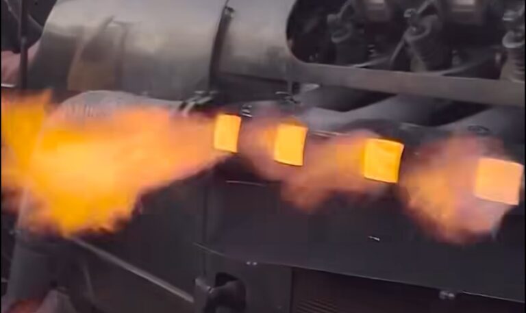 Háborús vadászbombázó motorja rejlik a világ legveszélyesebb autójában