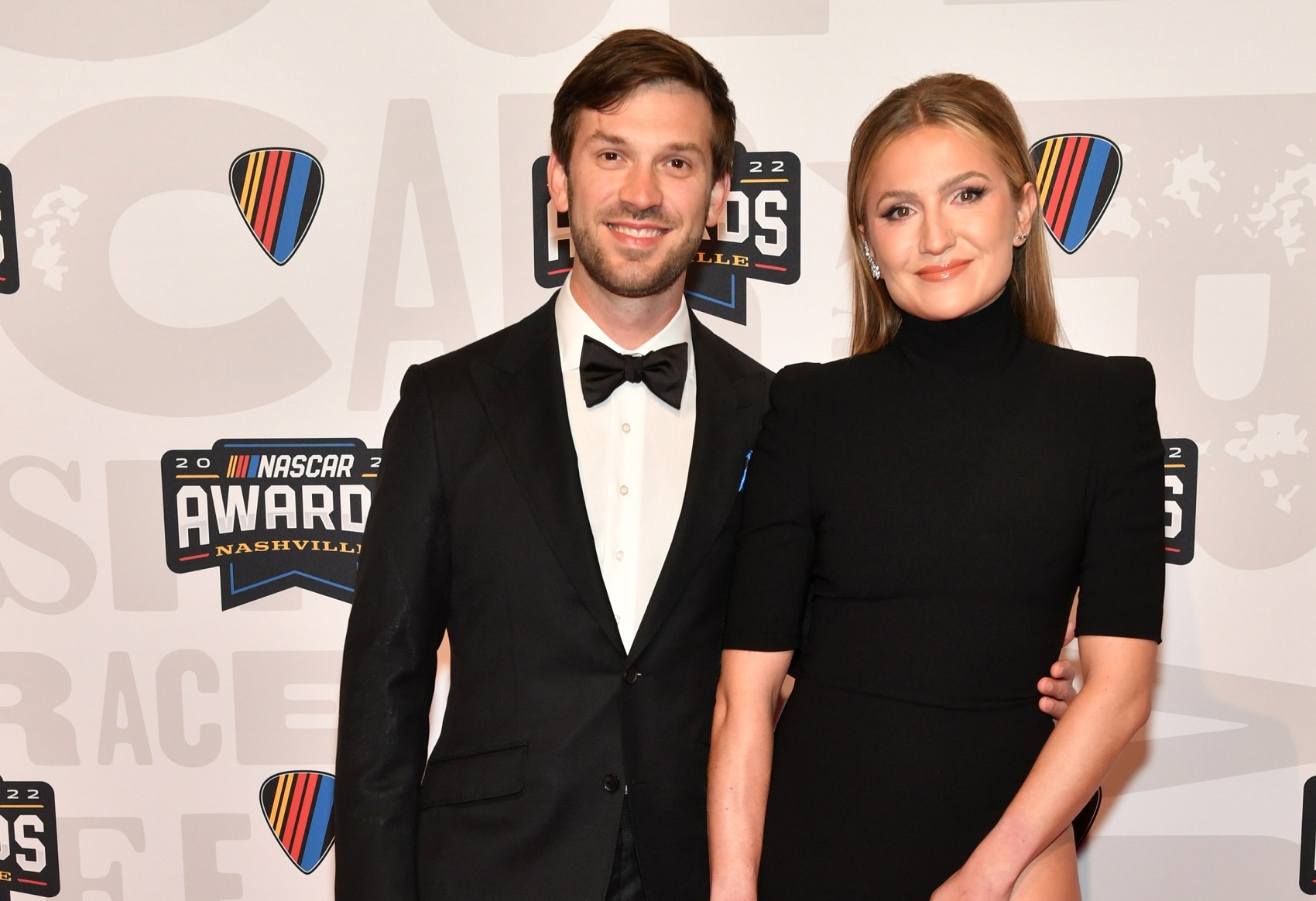 Verstappen „sógornője” hosszú combot villantott a díjátadón