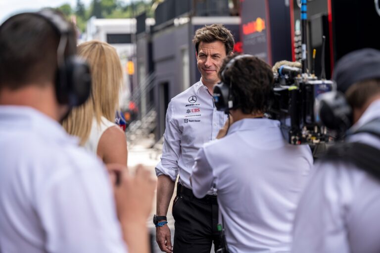Wolff elmondta, hogy szerinte ki érdemelne a jövőben Red Bull versenyülést