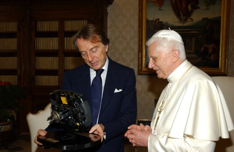 XVI. Benedek pápa 17 éve kapta meg Schumacher F2004-esének a kormányát