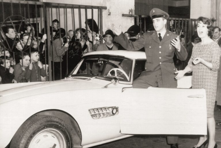 Ma lenne 88 éves Elvis Presley, aki vezethette az egyik első McLarent is!
