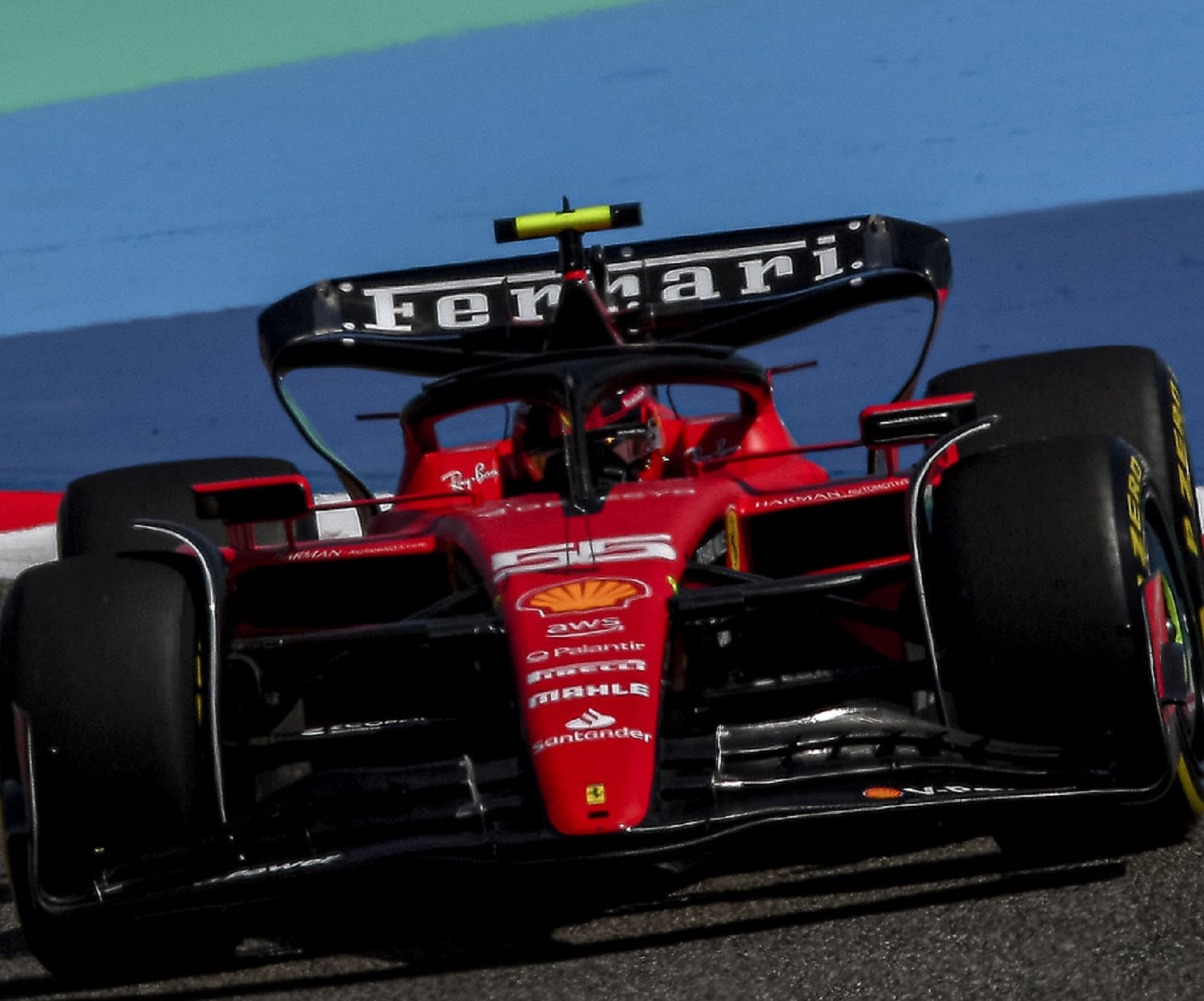 Horpadt orrú Ferrari, megálló Aston Martin – így telt az első nap délelőttje