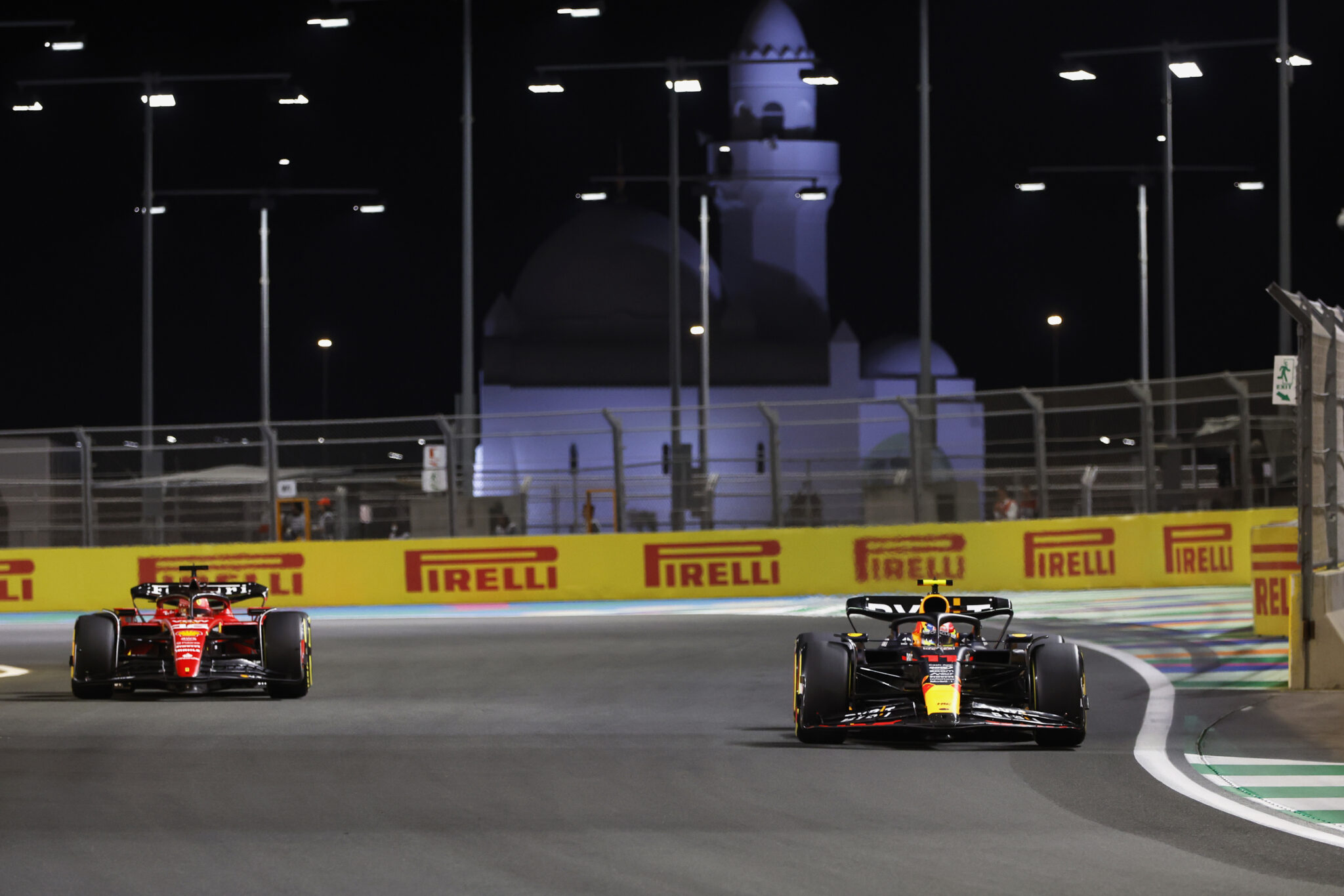 Forma-1, Sergio Pérez, Red Bull, Charles Leclerc, Ferrari, Szaúd-arábiai Nagydíj 2023, péntek