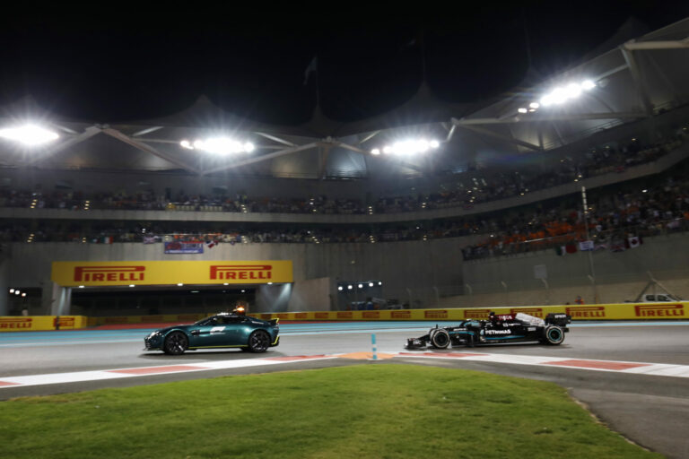 Forma-1, Safety Car, biztonsági autó, Lewis Hamilton, Mercedes, Abu-dzabi Nagydíj2 021, futam