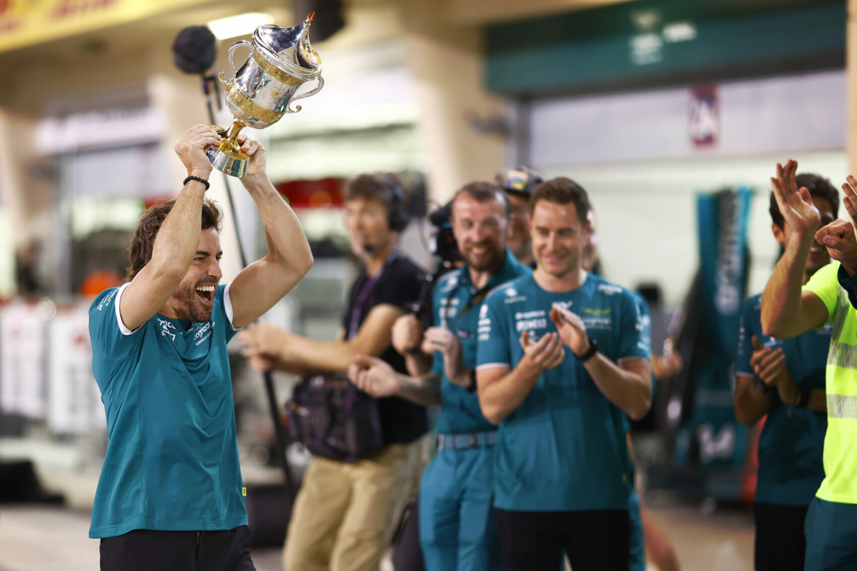 Hamilton megölelte, csapata énekelve éltette Alonsót a dobogója után (videók, képek)