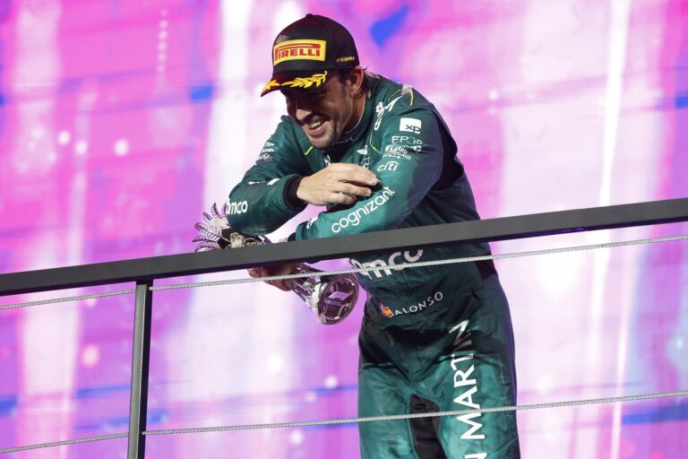 Ahogy Russell elvitte a díjat, úgy viheti is vissza – mégis Alonso lett a harmadik!