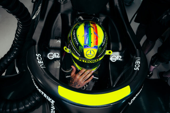 Forma-1, Lewis Hamilton, sisak, Bahreini Nagydíj 2023, péntek