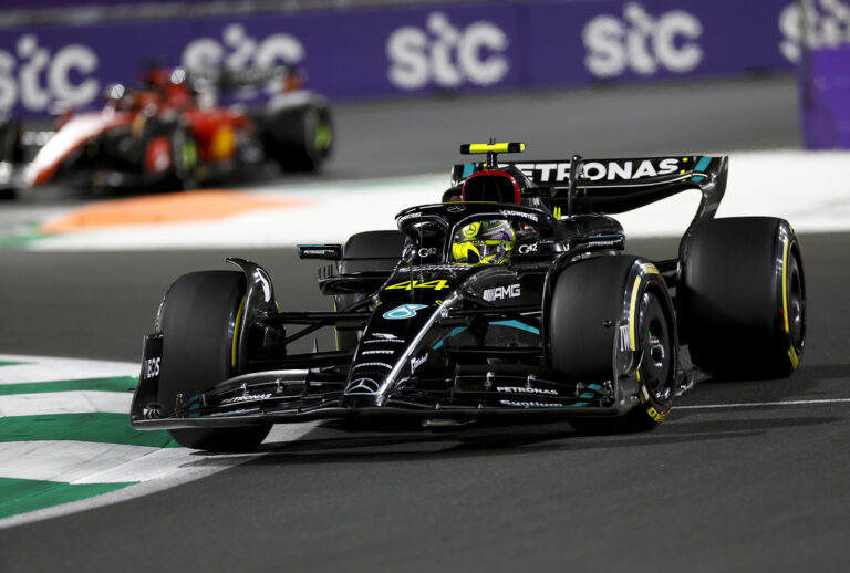 Hamilton megdöbbent: még sosem látott ennyire kiemelkedő F1-es autót