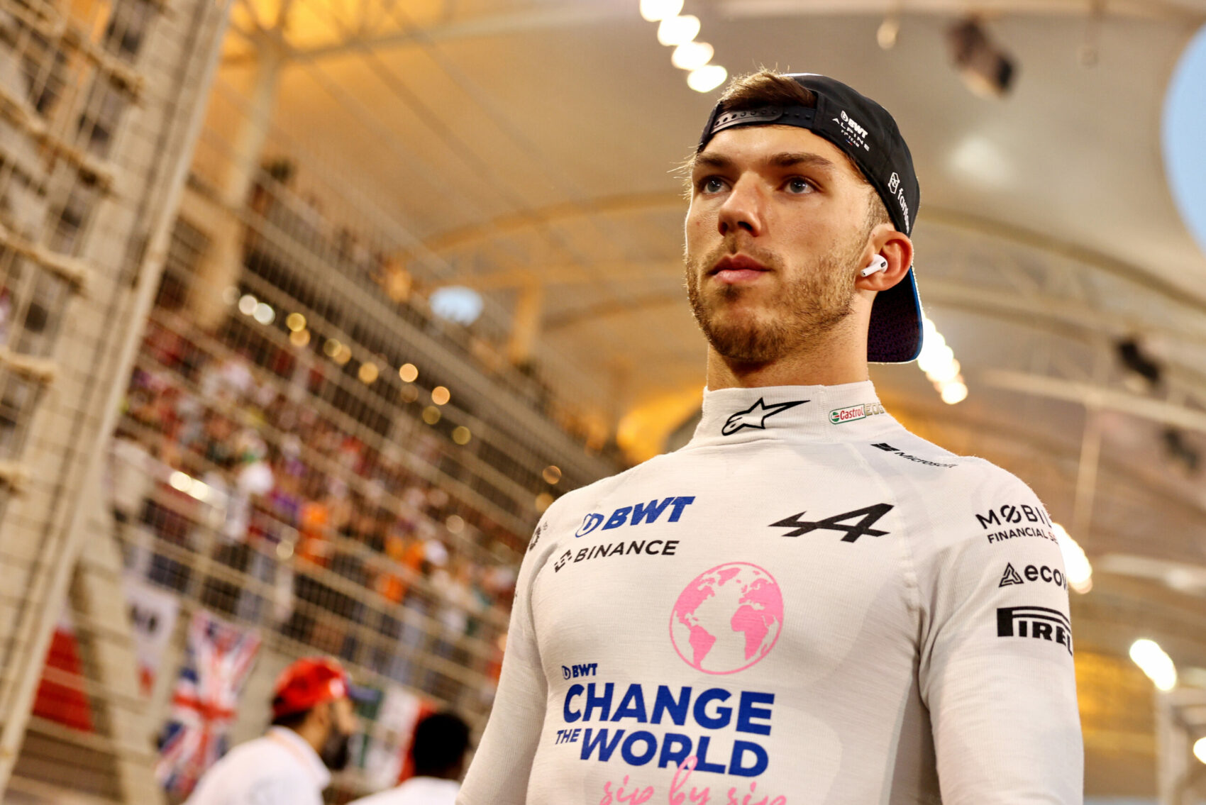 Így szúrtak ki az eltiltás szélén álló pilótával a riválisok