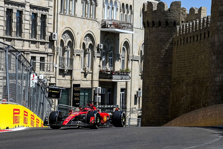 Vörös posztóként hatott a piros autóra Baku – Leclerc a végén mindenkit megtréfált!