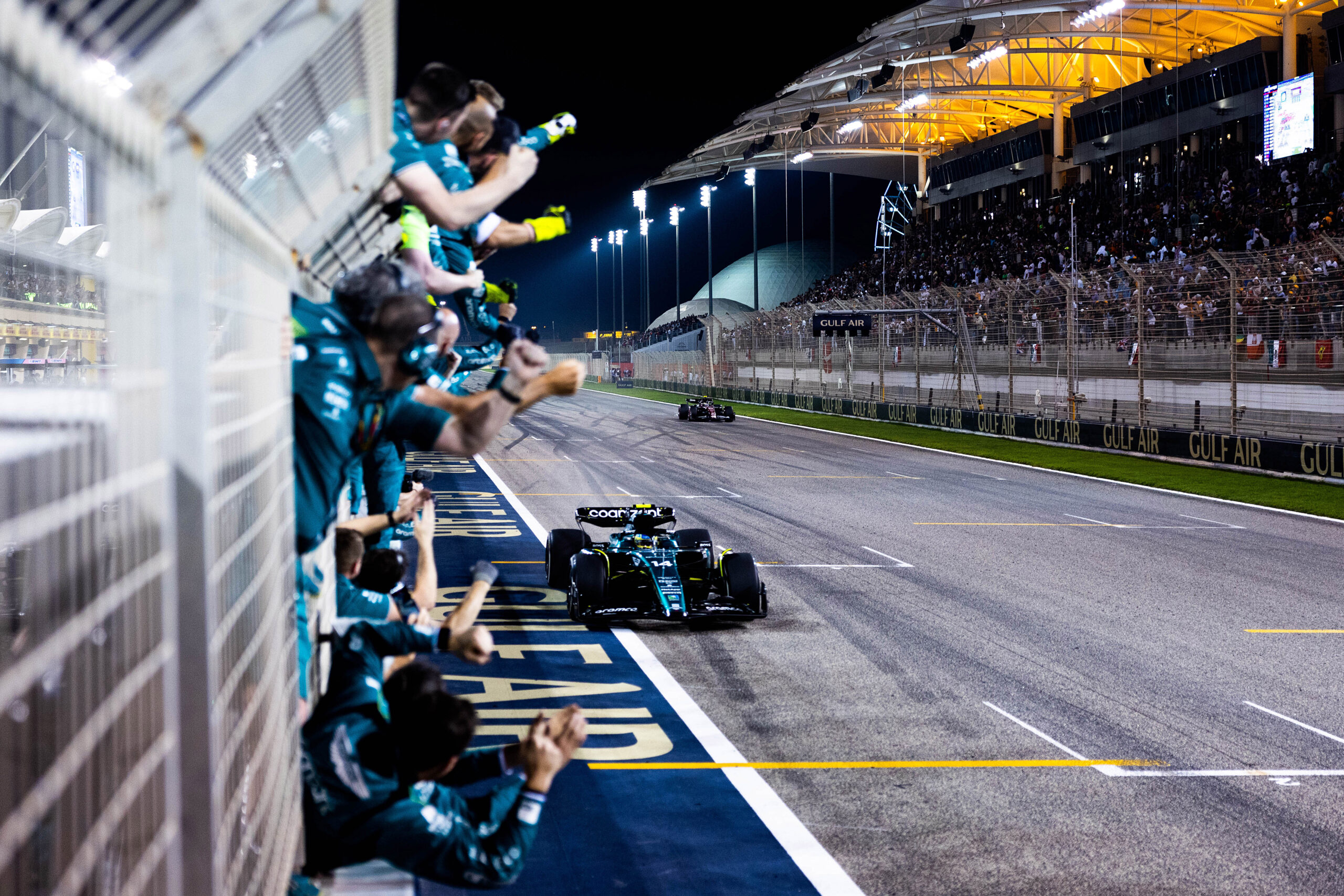 Röhögtek a nézők, ahogy Alonso odaszúrt Hamiltonnak