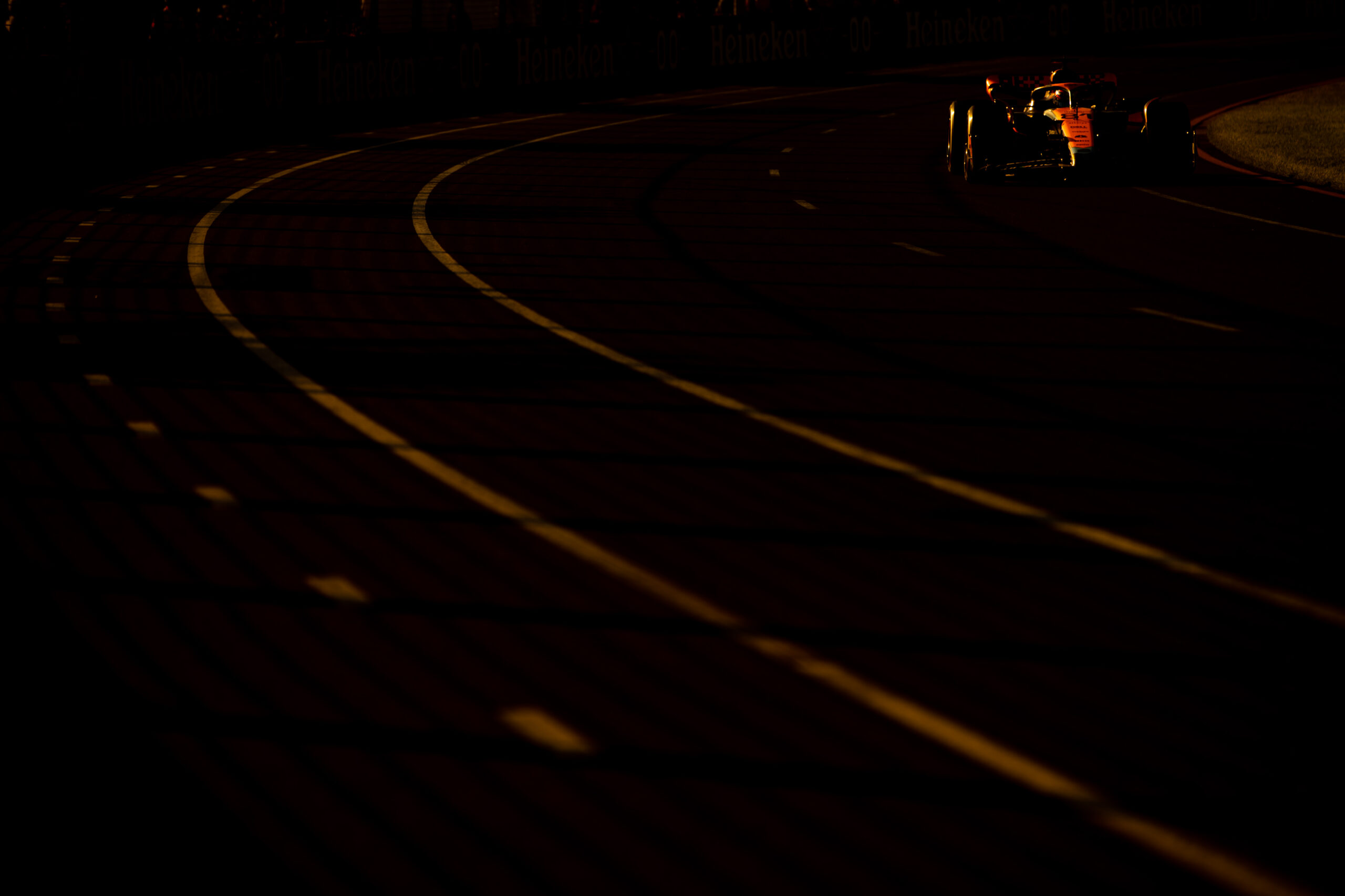 Semmi szünet: szülinapján is az aszfaltot koptatta a McLaren újonca