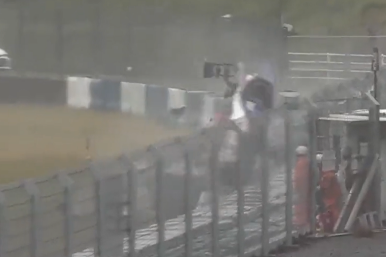 Óriási baleset történt az egykori F1-es pályán, csoda, hogy nem lett sérülés (videó)
