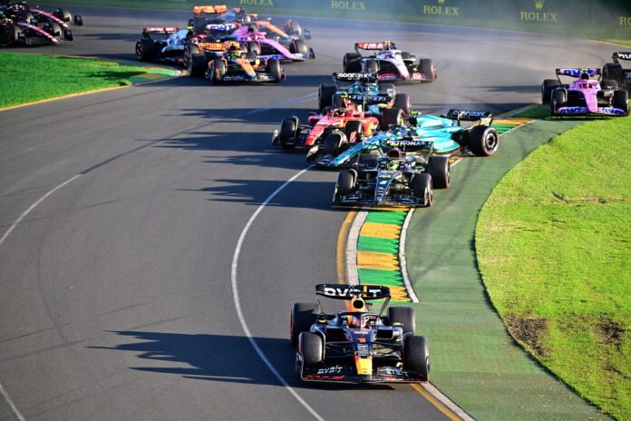 Max Verstappen, Lewis Hamilton, Carlos Sainz, Fernando Alonso, Red Bull, Mercedes, Ferrari, rajtbaleset, Ausztrál Nagydíj, F1, Forma-1, Aston Martin, versenyigazgató